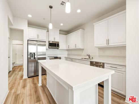 1095 N Harbor Blvd , Anaheim, CA