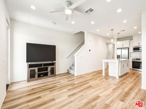 1095 N Harbor Blvd , Anaheim, CA
