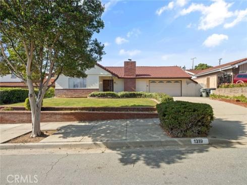 1319 Las Lomas