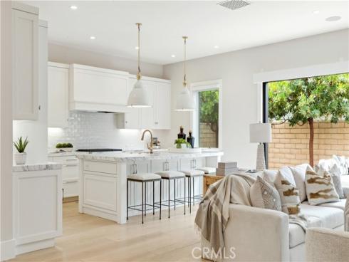 387  La Perle   Place, Costa Mesa, CA