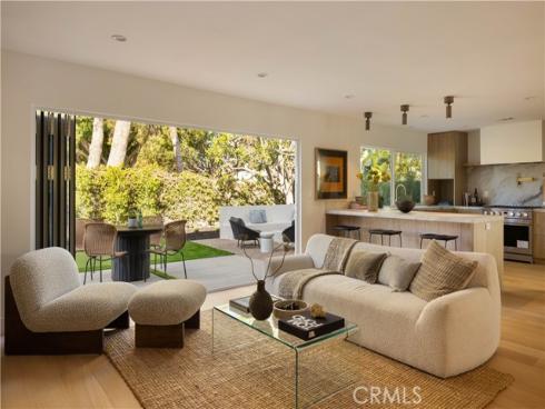 872  Liard  , Costa Mesa, CA