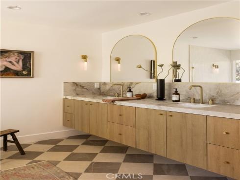 872  Liard  , Costa Mesa, CA