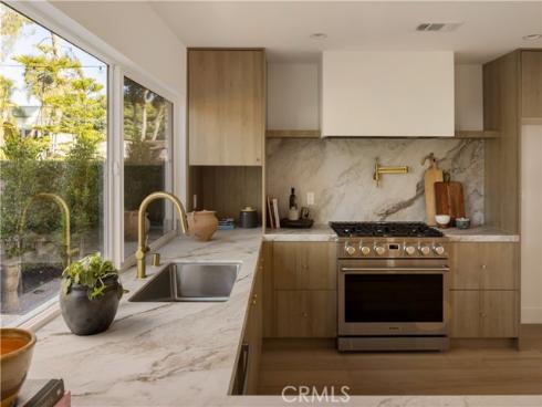 872  Liard  , Costa Mesa, CA