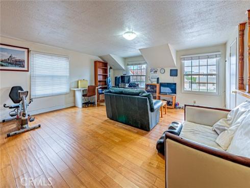 559  Traverse  , Costa Mesa, CA