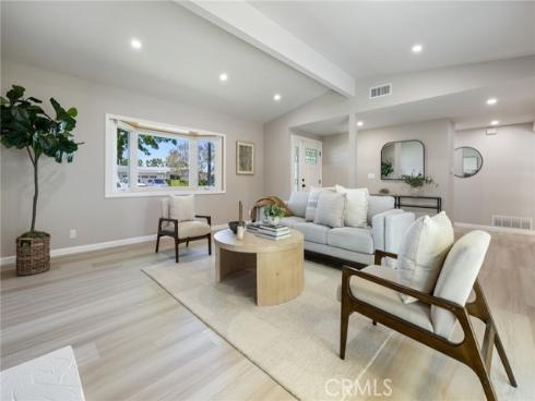 927  Presidio  , Costa Mesa, CA