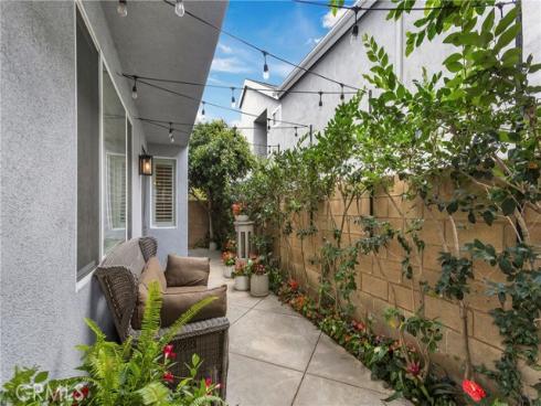 302 Canoe Pond , Costa Mesa, CA