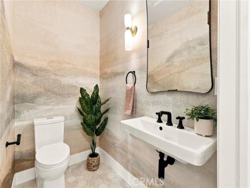 226 Santa Isabel Ave , Costa Mesa, CA
