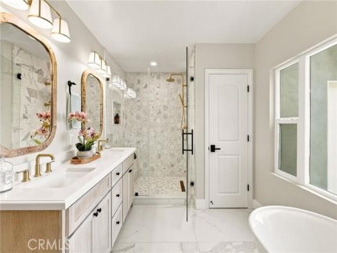 226 Santa Isabel Ave , Costa Mesa, CA