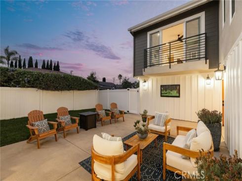 226 Santa Isabel Ave , Costa Mesa, CA