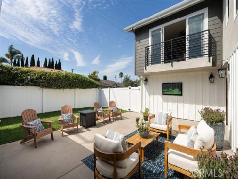 226 Santa Isabel Ave , Costa Mesa, CA