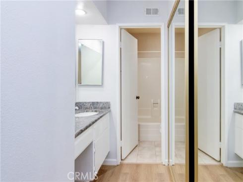 8566  Larkhall  809D  Circle, Huntington Beach, CA