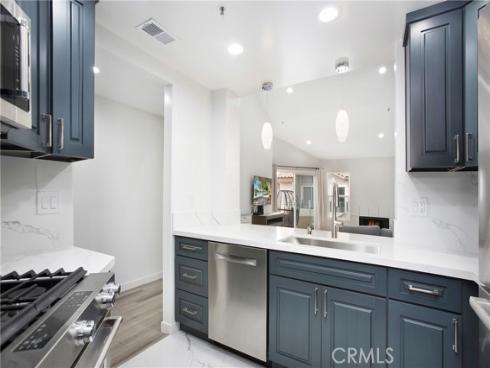 1400 Pacific Coast 305 , Huntington Beach, CA