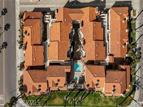 2000 Pacific Coast 102 , Huntington Beach, CA