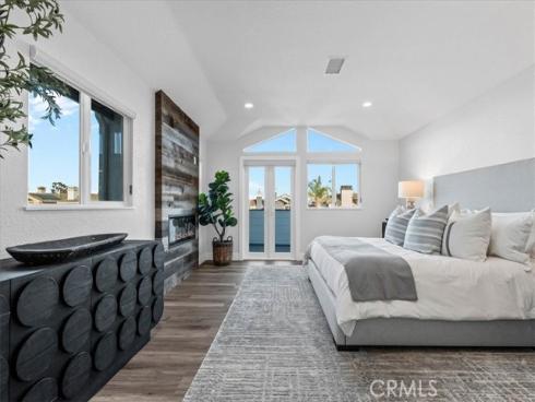 1915  Pine St  , Huntington Beach, CA