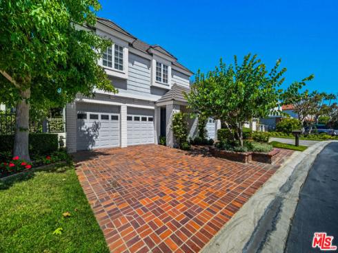 19382 Woodlands Drive, Huntington Beach, CA