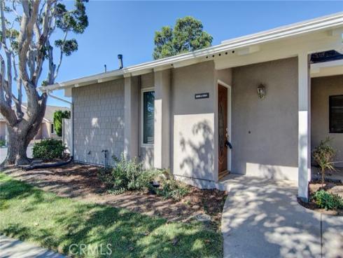 8886  Plumas  1124A  Circle, Huntington Beach, CA