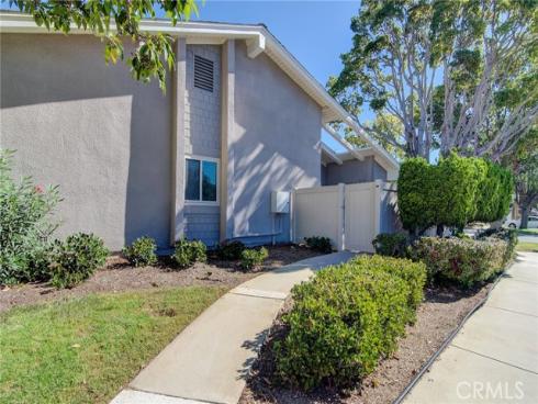 8886  Plumas  1124A  Circle, Huntington Beach, CA