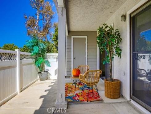 4682  Warner  B102 , Huntington Beach, CA