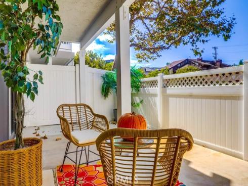 4682  Warner  B102 , Huntington Beach, CA