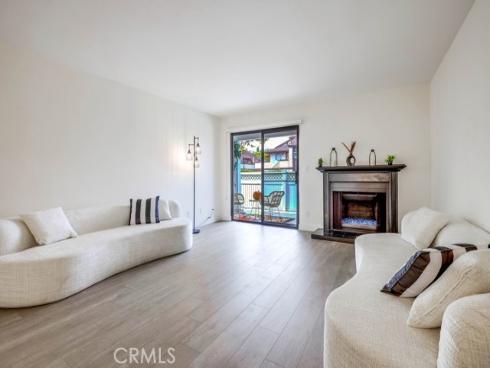 4682  Warner  B102 , Huntington Beach, CA