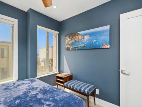 711  Pacific Coast Highway  206 , Huntington Beach, CA