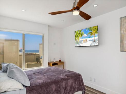 711  Pacific Coast Highway  206 , Huntington Beach, CA