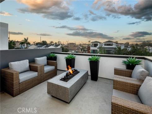 1004  Huntington  , Huntington Beach, CA