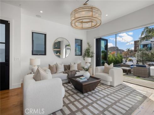 1004  Huntington  , Huntington Beach, CA