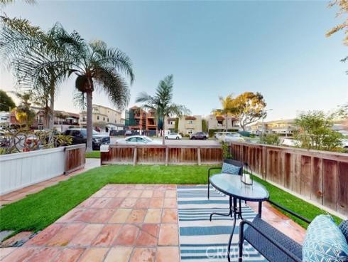 322 12 th , Huntington Beach, CA