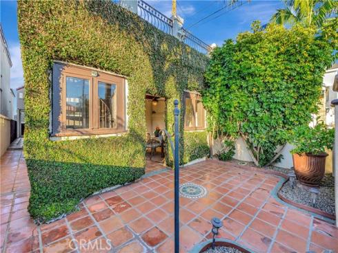 221 Hartford Avenue, Huntington Beach, CA