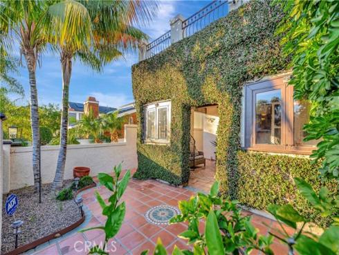 221 Hartford Avenue, Huntington Beach, CA