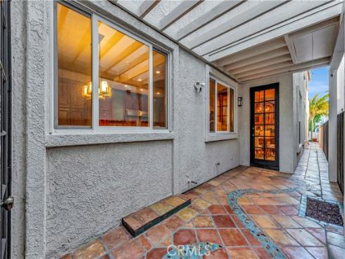 221 Hartford Avenue, Huntington Beach, CA