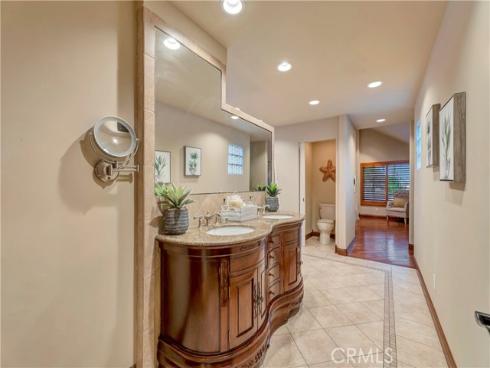 221 Hartford Avenue, Huntington Beach, CA