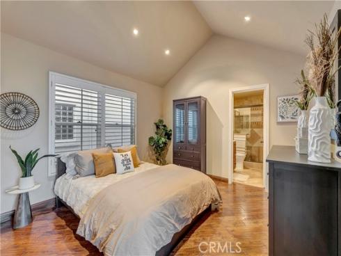 221 Hartford Avenue, Huntington Beach, CA