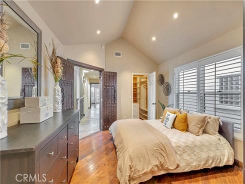 221 Hartford Avenue, Huntington Beach, CA