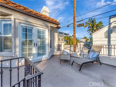221 Hartford Avenue, Huntington Beach, CA