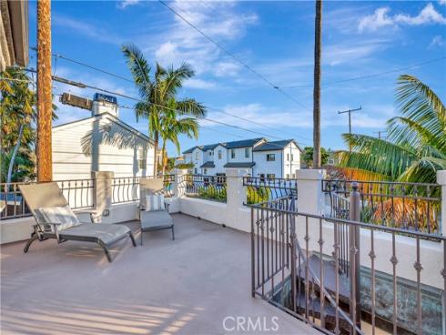 221 Hartford Avenue, Huntington Beach, CA