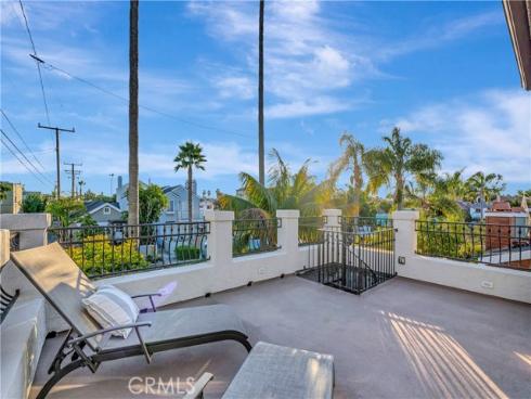 221 Hartford Avenue, Huntington Beach, CA