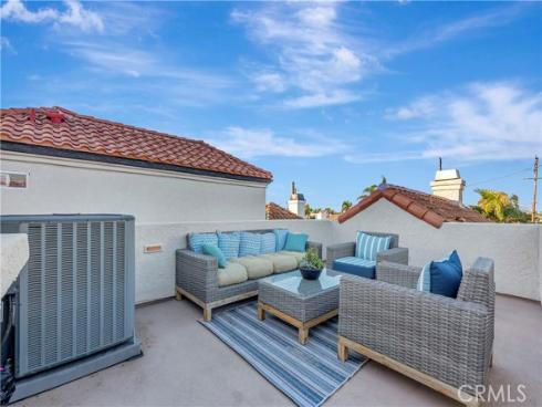 221 Hartford Avenue, Huntington Beach, CA