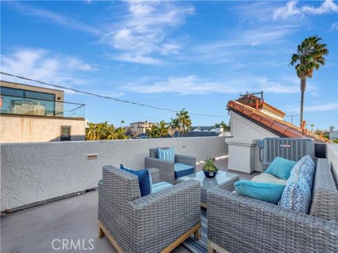 221 Hartford Avenue, Huntington Beach, CA