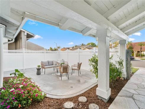 8592 Larkport Drive, Huntington Beach, CA