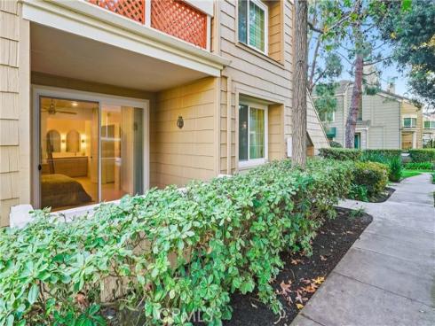 7322 Yellowtail Drive 104 , Huntington Beach, CA