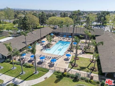 8886  Plumas  1121A  Circle, Huntington Beach, CA
