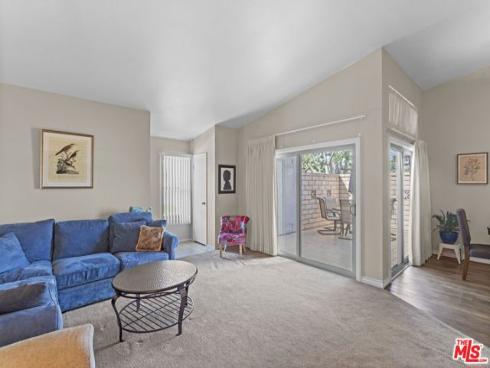 8886  Plumas  1121A  Circle, Huntington Beach, CA
