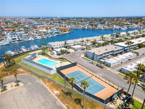 4001  Aladdin  , Huntington Beach, CA