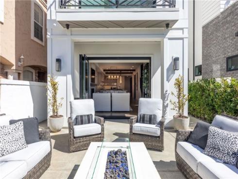 414  9th  , Huntington Beach, CA