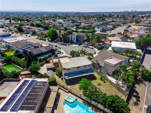 8111 Dartmoor Dr , Huntington Beach, CA