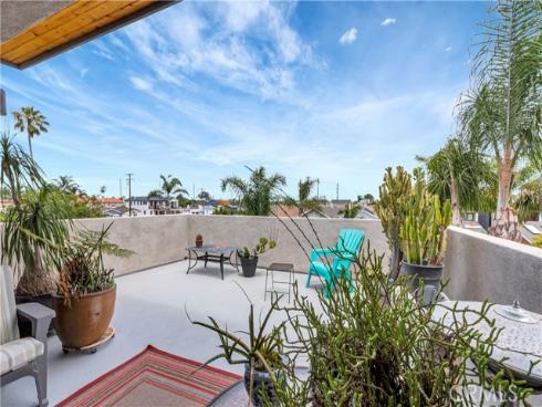 212 Hartford Avenue, Huntington Beach, CA
