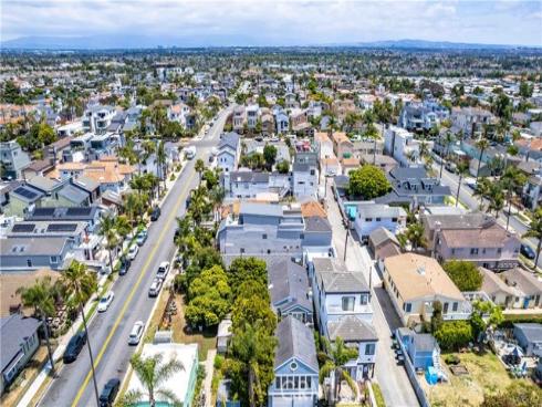 212 Hartford Avenue, Huntington Beach, CA