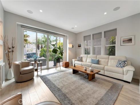 212 Hartford Avenue, Huntington Beach, CA